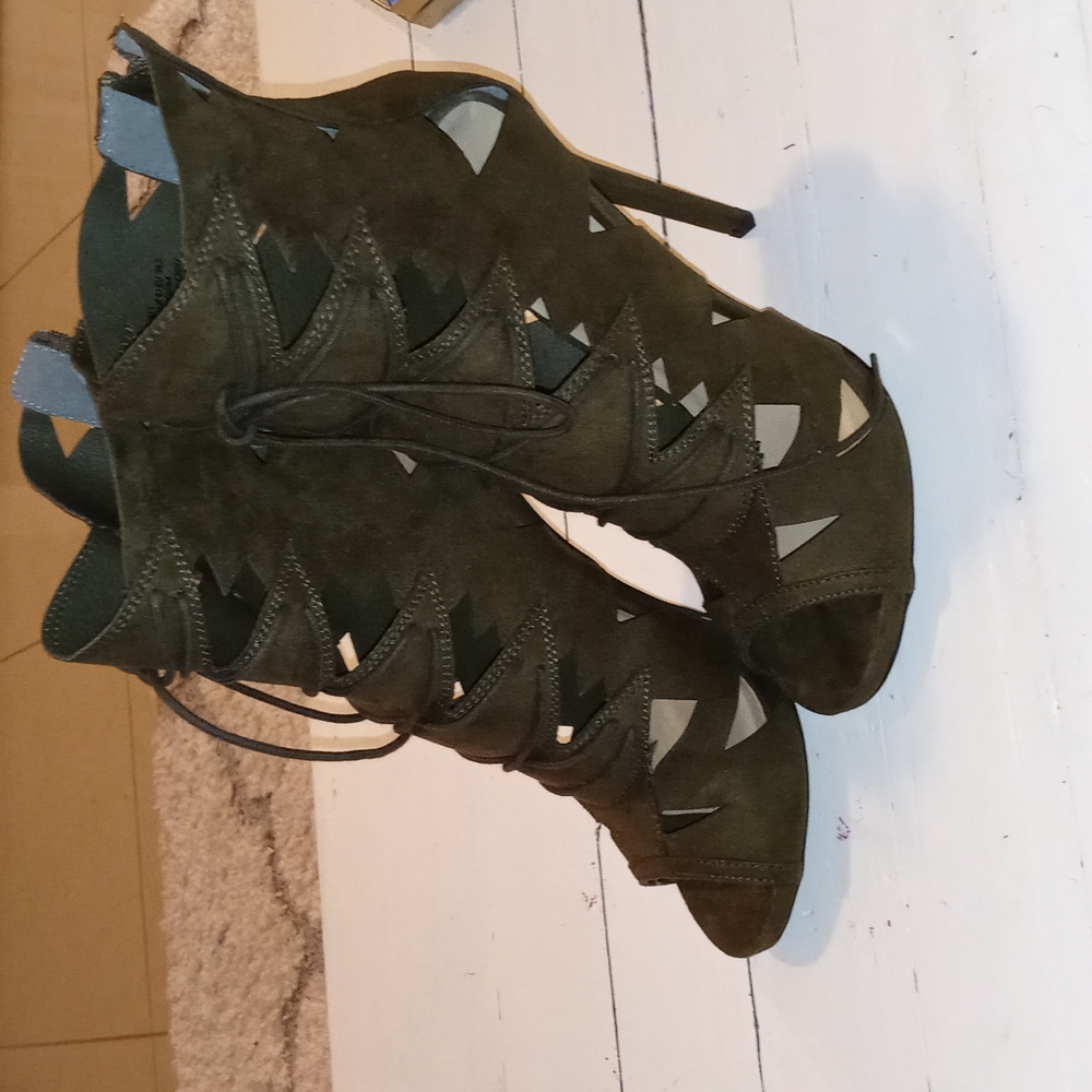 Shoes - Picture 2 of 4